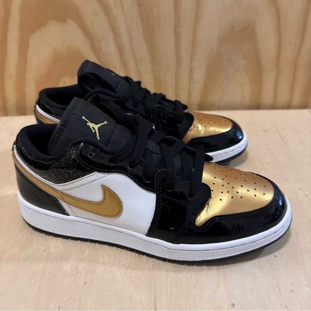 Air Jordan 1 Low SE (GS) Black Gold Toe DR6970-071 Size 6.5 Y, Women’s 7.5
